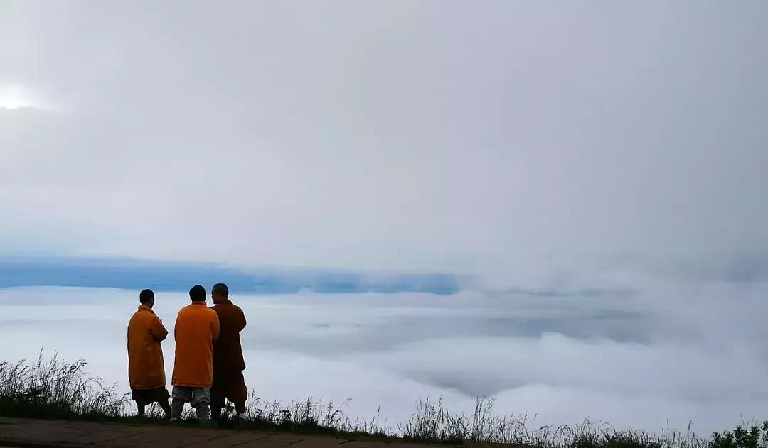 峨眉山吃住玩一体的地方,峨眉山徒步休息住宿