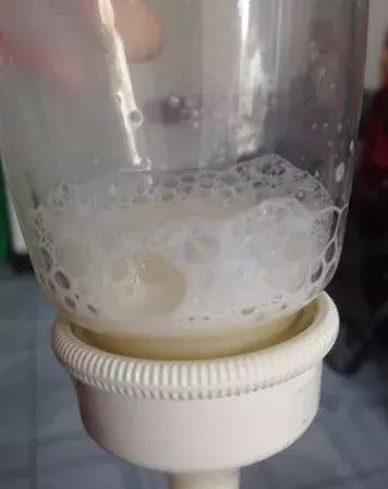 吃奶粉的时候奶瓶里出泡泡,婴儿喝奶粉瓶里好多泡泡