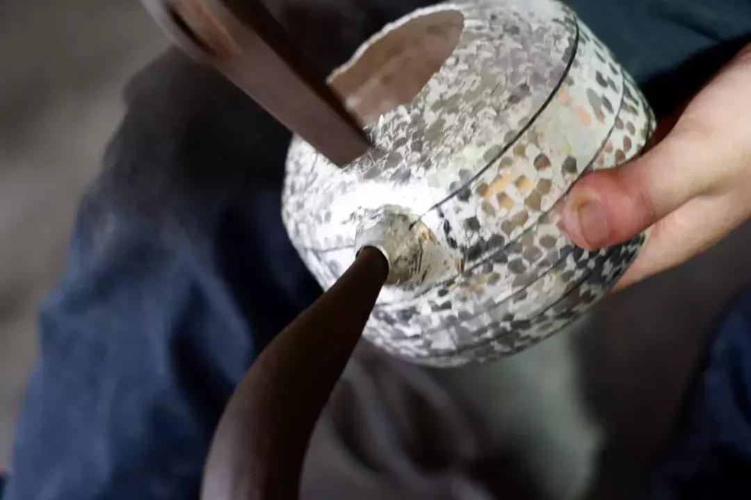 传统手工技艺银壶锻打过程,非遗全手工煅打银壶