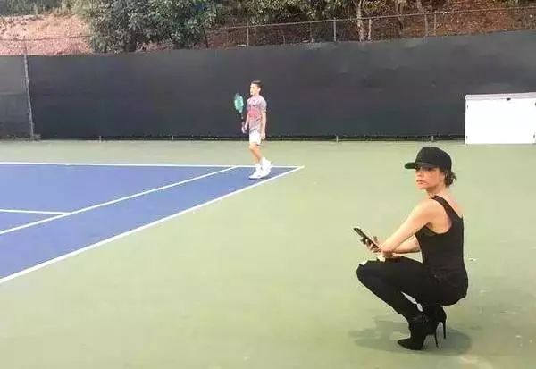 买14亿豪宅就为让小孩踢球，贝嫂家为什么没养出败家子？