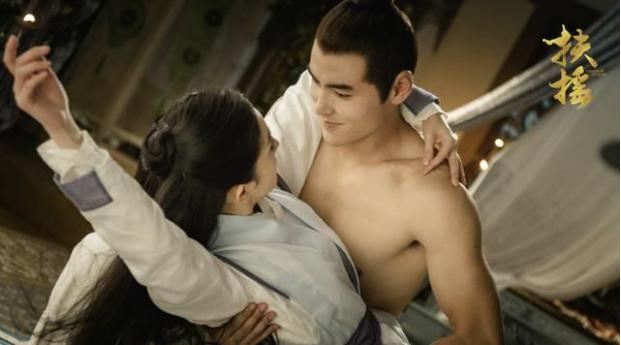 阮经天彭于晏腹肌,阮经天大秀八块腹肌还说土味情话