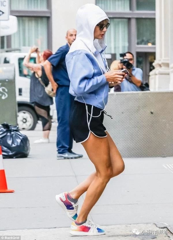 泰勒时尚连体裤出街,泰勒斯威夫特运动裤街拍