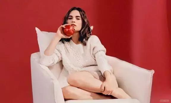 女孩穿上水晶鞋可以操控整个世界,穿上水晶鞋变成美女