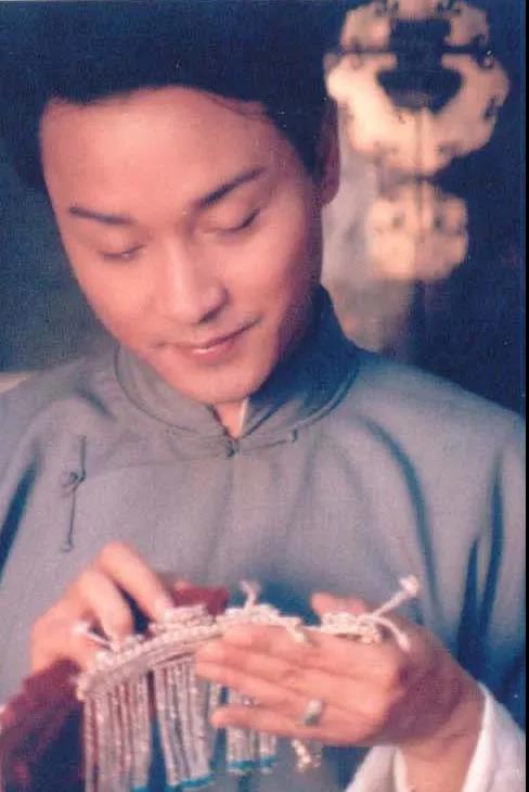 中国男性正走向女性化,中国男人引体向上