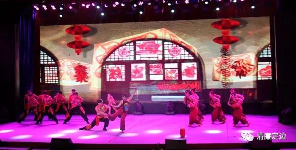 高举旗帜跟党走不忘初心铸师魂,不忘初心跟党走牢记使命