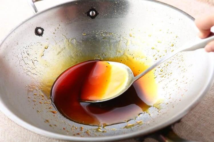 炒糖色是加水还是加油炒好,红烧排骨炒糖色用白糖还是冰糖