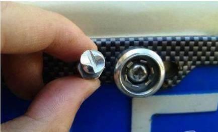 为什么车牌位置只有两个孔,却要装四个螺丝钉?