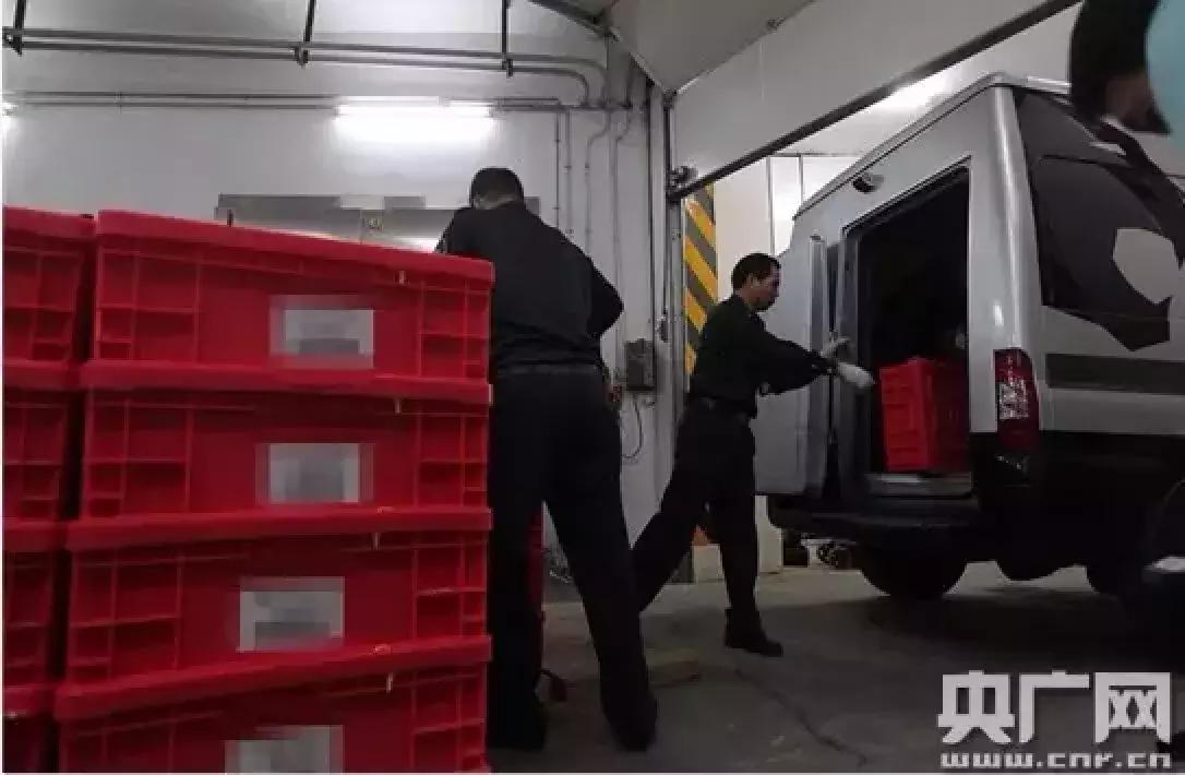 西虹市首富十个亿是真钱吗,西虹市首富花光十亿真的这么难吗