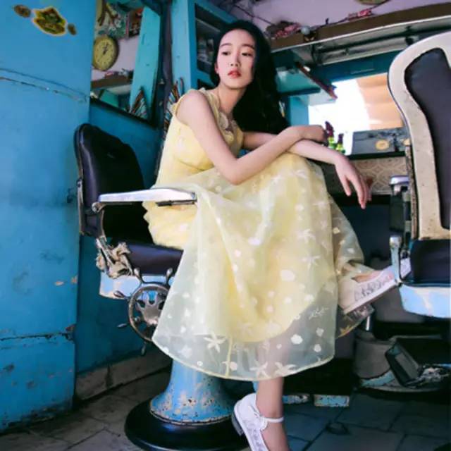 皮肤暗黄怎么穿才显白,暗黄皮肤适合穿衣色