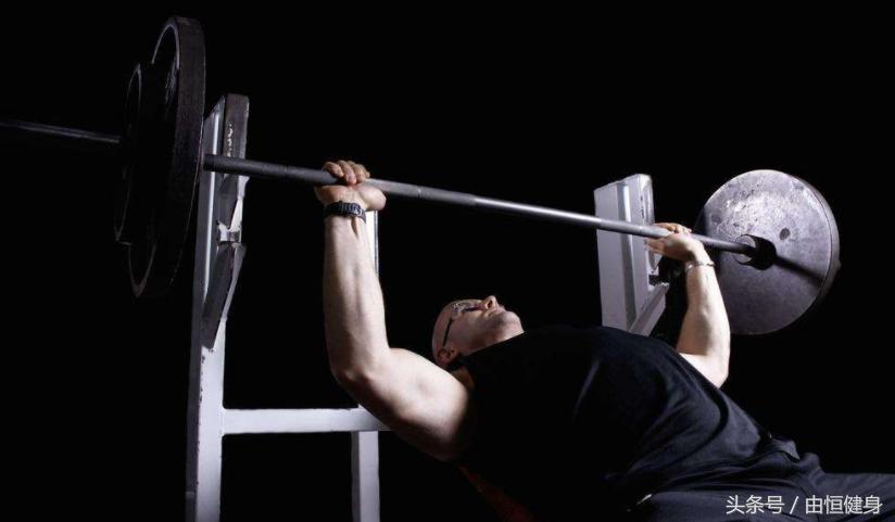 史密斯卧推怎么保持沉肩,卧推的时候怎么沉肩