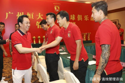 恒大足球队队员训练视频,足球队的管理与建设