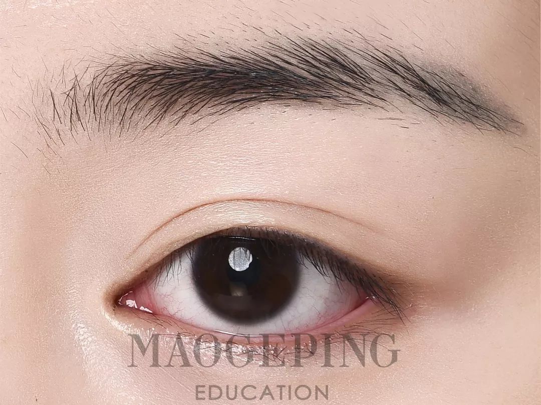 如何用眼影画整个眼妆,画完眼影上粉底