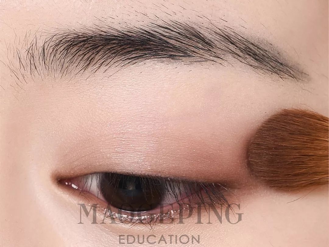 如何用眼影画整个眼妆,画完眼影上粉底