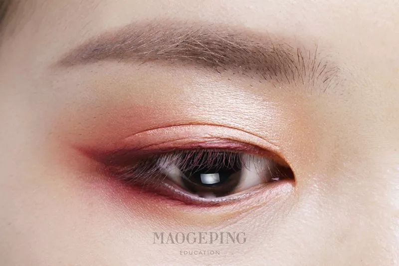 如何用眼影画整个眼妆,画完眼影上粉底