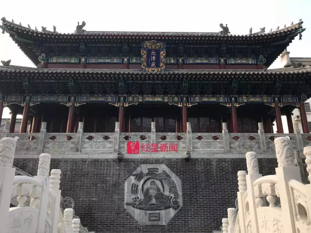 一边是亭台楼阁一边是“魔法学校”，这个“美术帝国”有点……