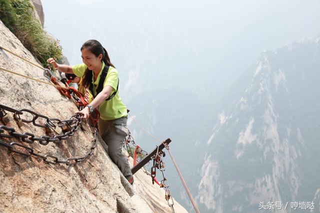 华山长空栈道一男子悬崖轻生,华山长空栈道男子跳崖被救