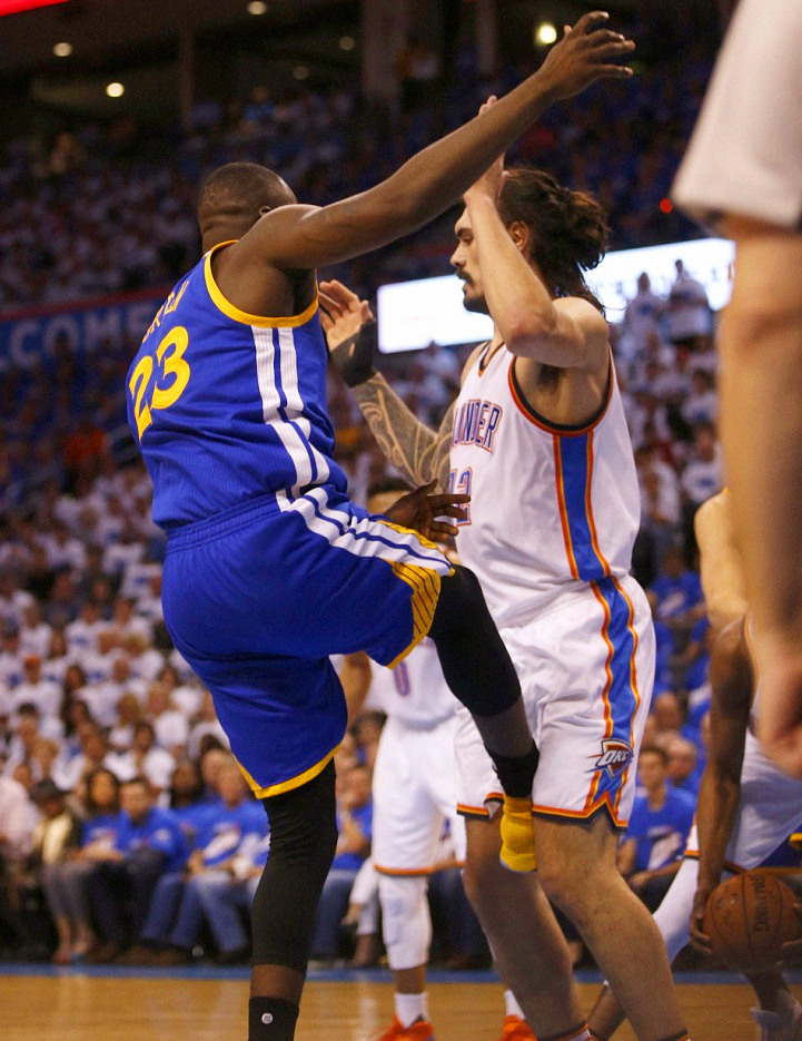 格林第一次踢亚当斯,亚当斯被格林踢裆