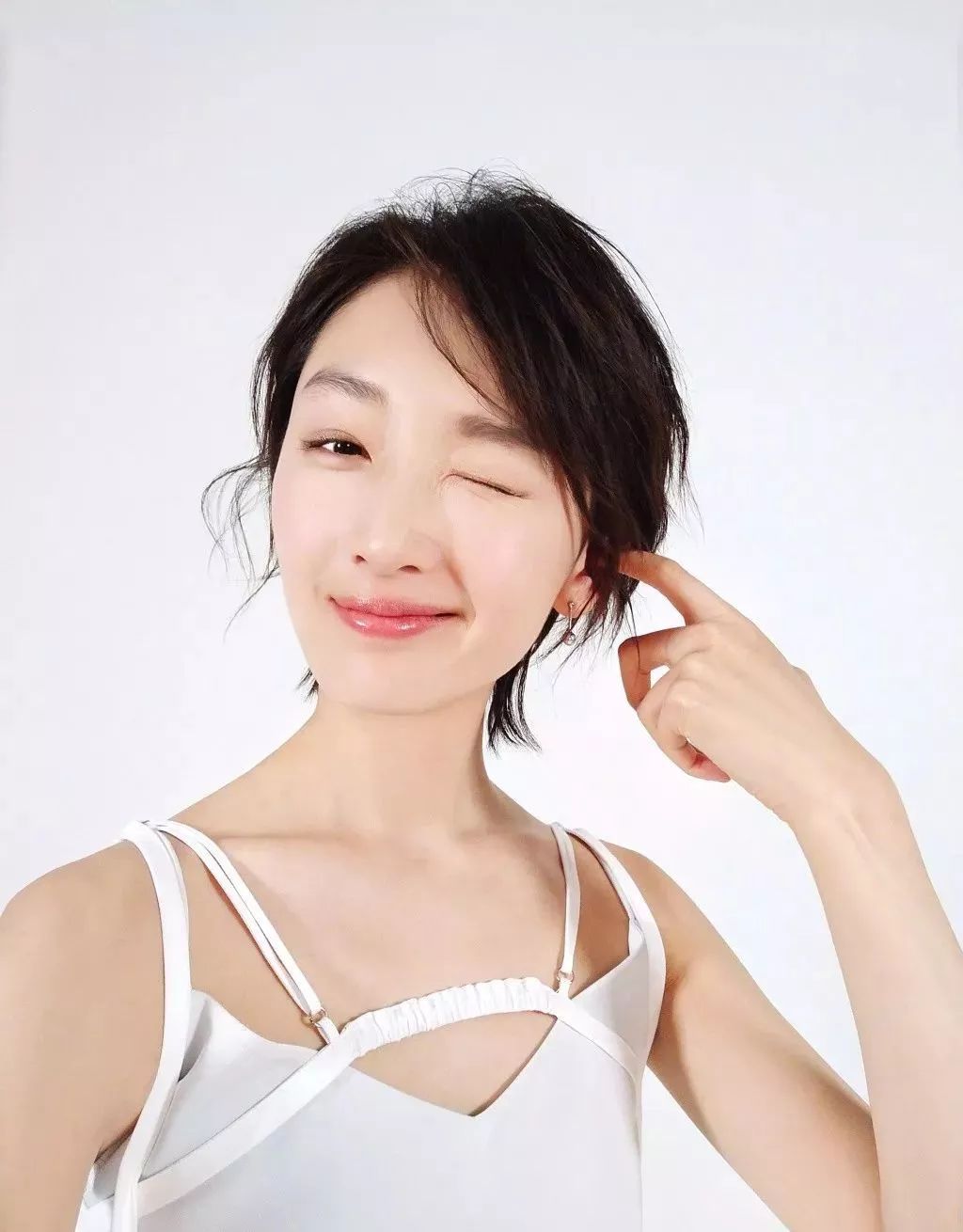 方便好看又无需打理的短发造型,给大家分享一款短发造型教程