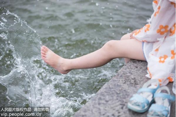 一脱鞋就脚臭怎么回事,脚臭熏的满屋都是臭味