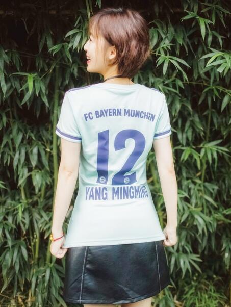 谁更美？央视两大美女主播穿拜仁球衣照，球迷：一个甜美一个清纯