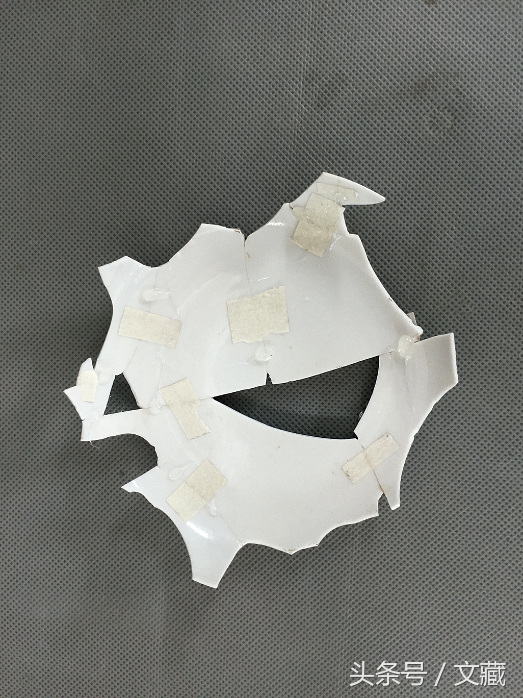 瓷胎画珐琅彩图案上有网格纹,清宫珐琅彩精美瓷盘图片欣赏