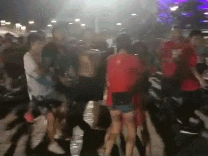 上海上港女球迷惹争议,上海上港足球女球迷