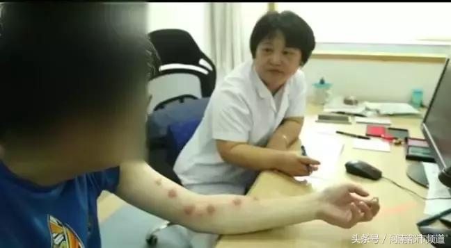 警惕！小伙在树底下玩手机，结果整条手臂出现成串“脓包”！