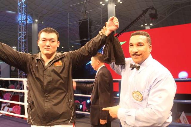 人民日报数十次发文怒斥娱乐偶像泛滥,张君龙式硬汉才是中华脊梁