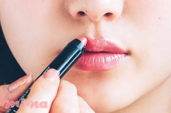 唇膏怎么涂哑光嘟嘟唇好看,适合烟熏妆的裸色唇膏