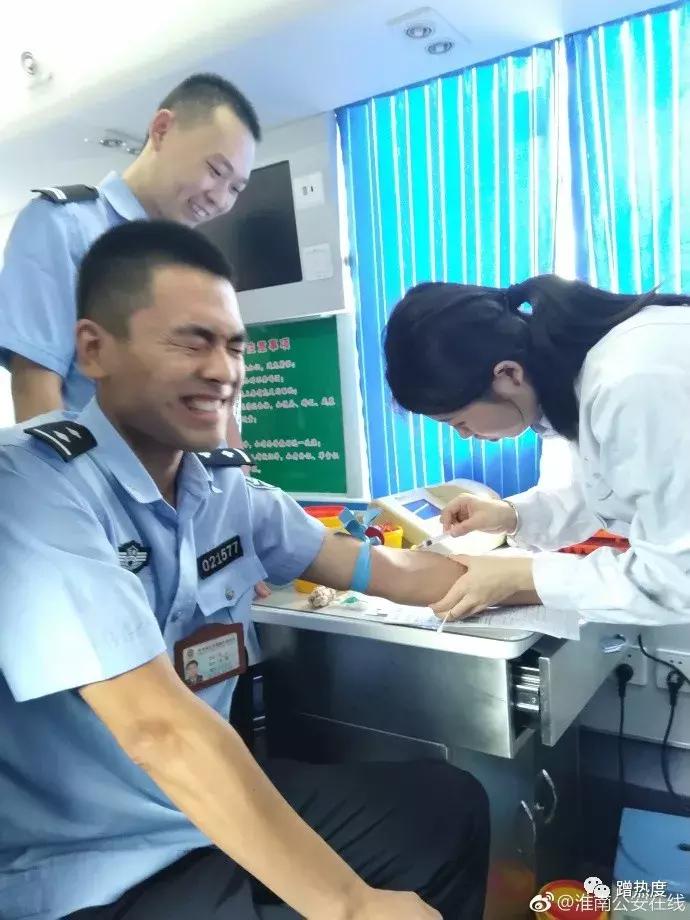 献血表情包动图,献血疼成表情包