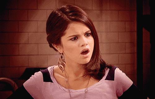 男生在女生的耳朵说悄悄话,男生和男生之间说悄悄话