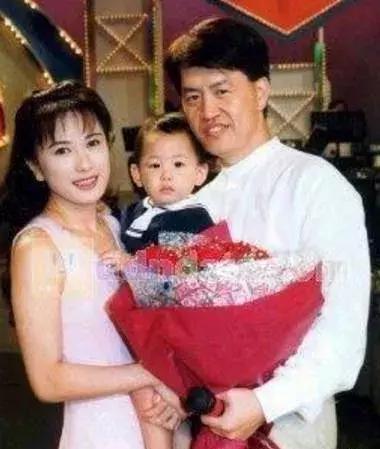 她还结婚吗？悄悄进行了5年的圈外情！两人逛街搂腰，大谈床事！