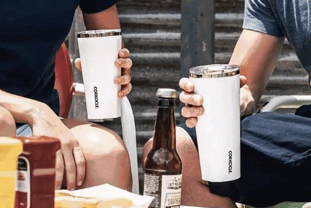 能装各种冷饮的保温杯,还是金球奖伴手礼