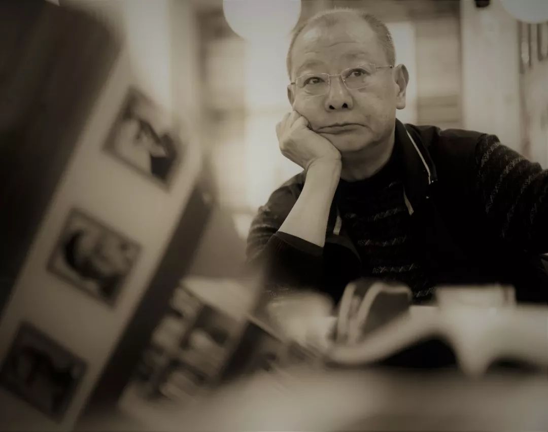 三月，与女友流连深色槿科植物边，你会欢颜