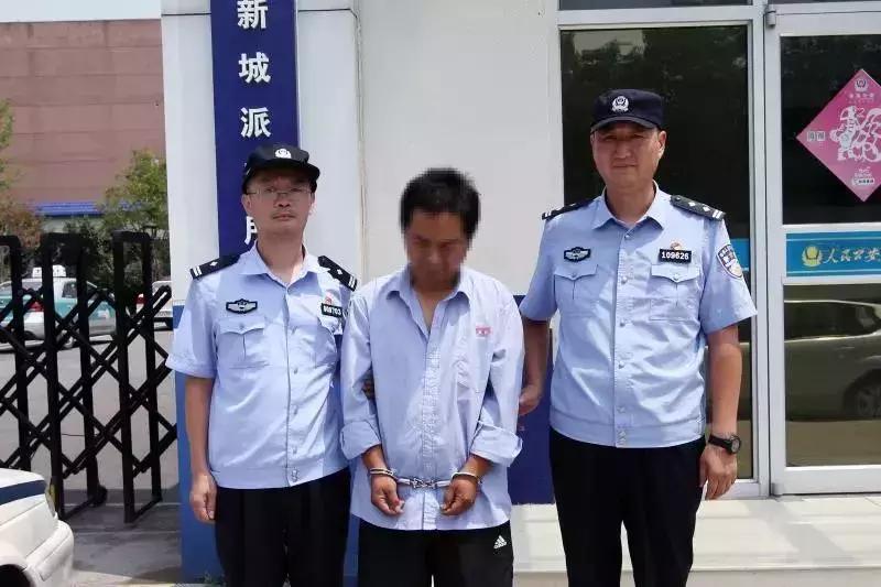 为“角色扮演”副厅长,“的哥”购买“十九大出席证”每天看新闻联播