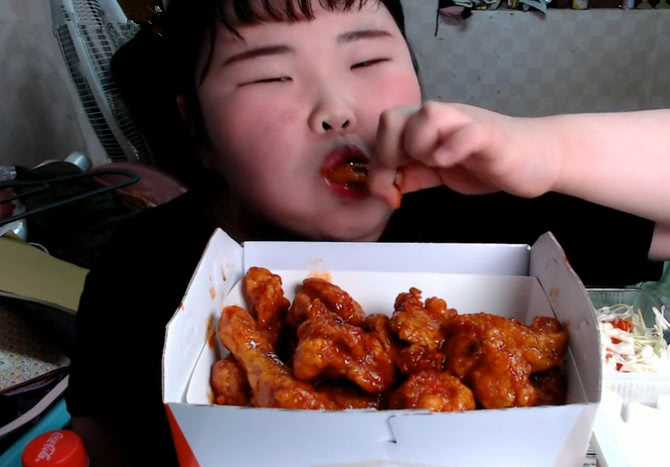 这么胖的吃播小姐姐,宿舍吃“手抓炸鸡”,网友:都看她身后