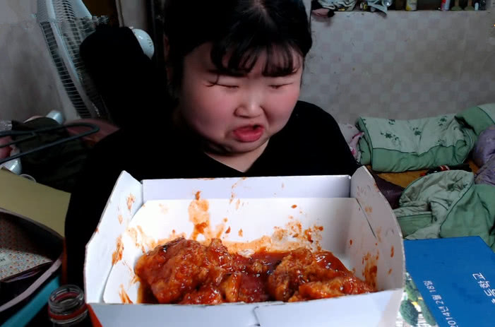 这么胖的吃播小姐姐,宿舍吃“手抓炸鸡”,网友:都看她身后