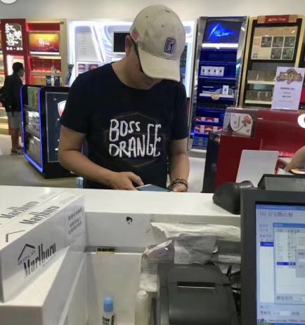 冯小刚抽多少钱的烟,冯小刚抽什么烟最贵