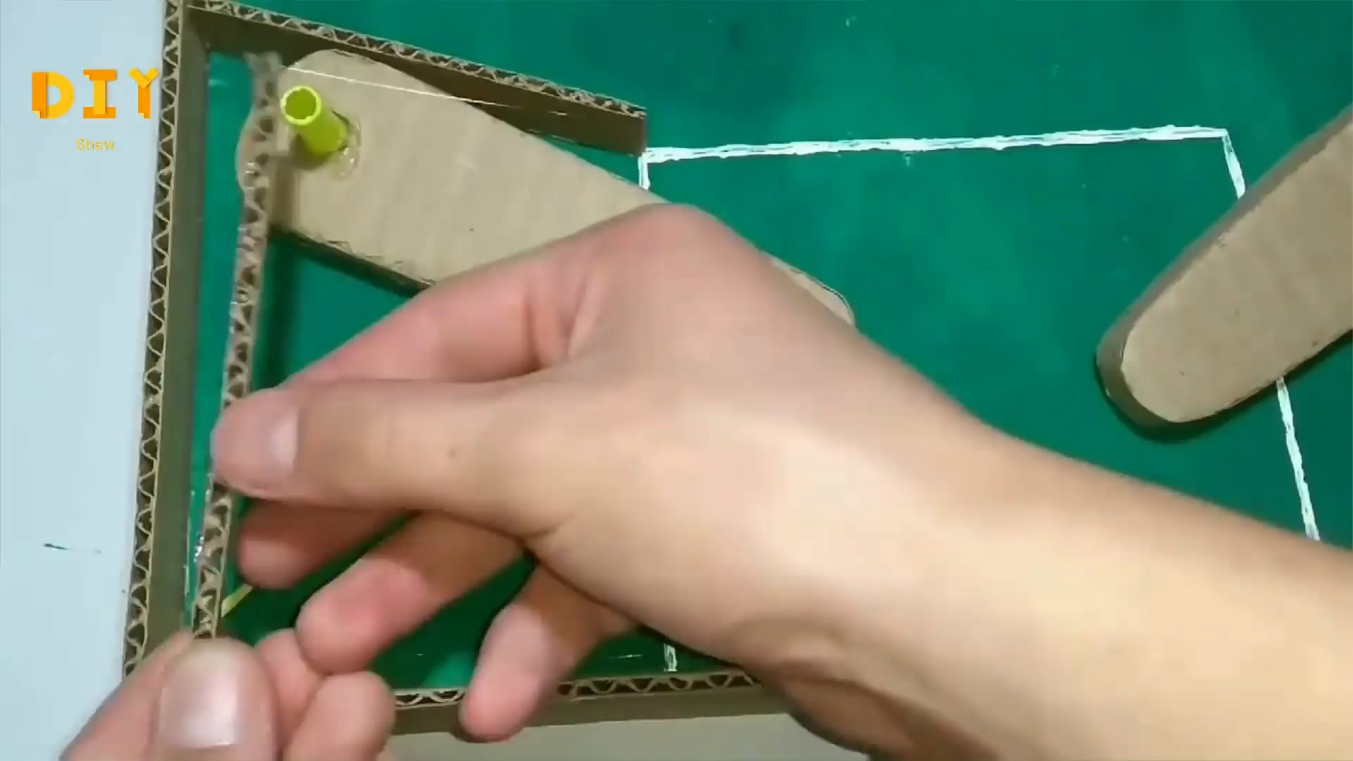 用一个废旧纸箱怎么做踢足球游戏,如何用纸盒制作桌面足球游戏