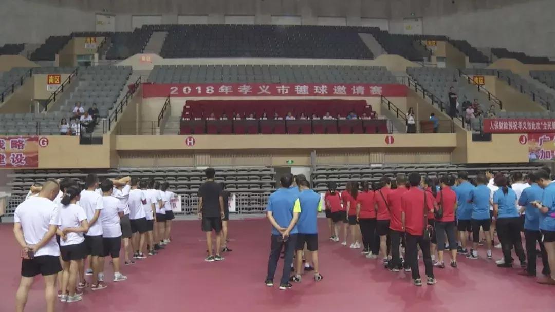 让羽球飞会儿,让足球飞一会儿游戏