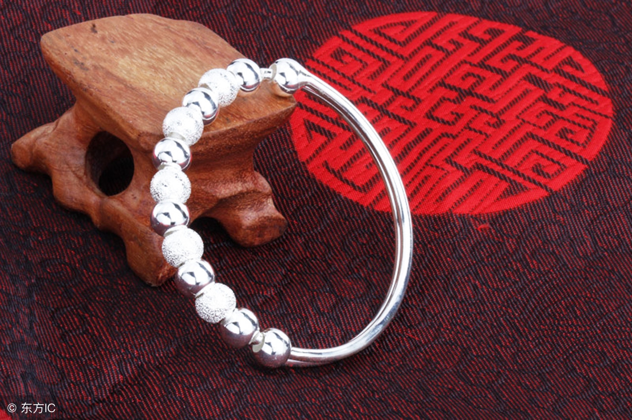 刚买的银饰戴着都变黑是怎么回事,网上买的银首饰会掉色吗