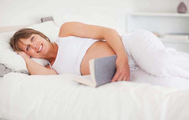 孕妇左侧卧睡应该压哪个手睡觉,孕妇左侧卧睡觉压左手还是右手