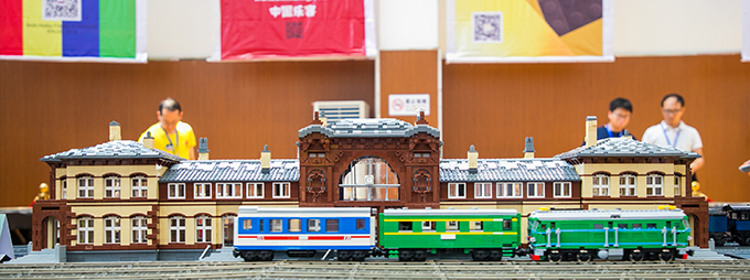 齐聚百名玩家的乐高作品展看高手们拼出一个未来世界