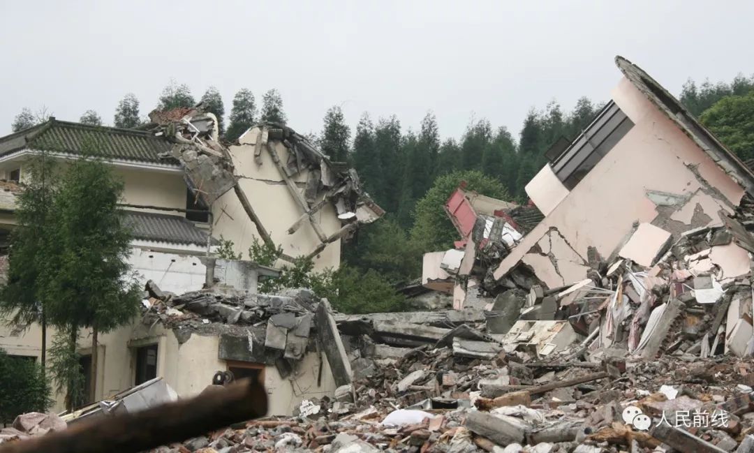 汶川抗震救灾真实影像,十年前汶川地震15名勇士跳伞