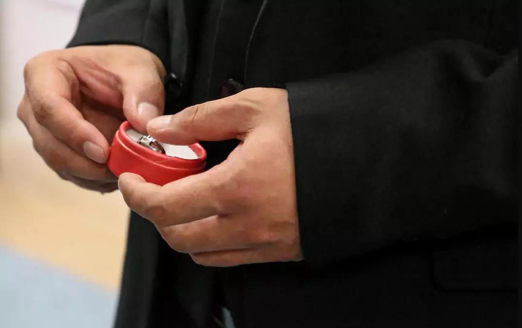 八旬老人溺水后民警救起,年近八旬“老警”勇救落水者