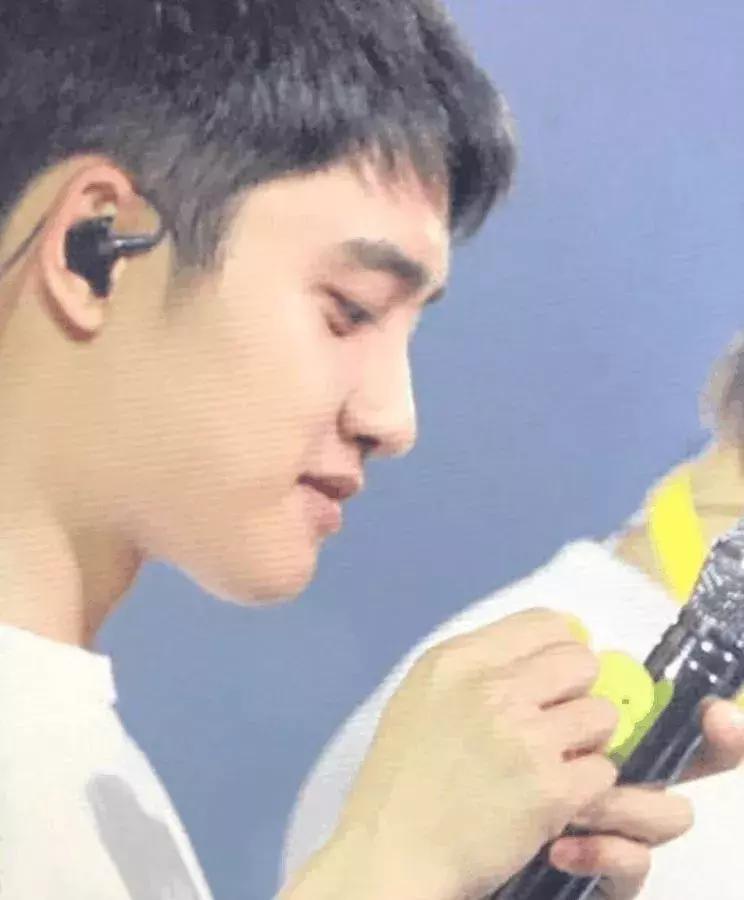 吴世勋边伯贤参加的中国节目,吴世勋边伯贤黑色西装参加活动