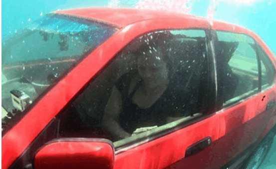 车子坠河如何自救,车辆坠河如何自救