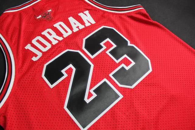 詹姆斯改球衣背后的名字,勒布朗詹姆斯改球衣号码