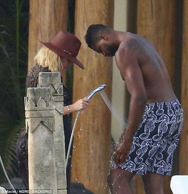 科勒卡戴珊汤普森一起健身,科勒卡戴珊与汤普森亲吻