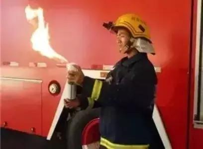 “老公水开了，帮我倒面粉吧”瞬间家毁人亡，粉尘爆炸太可怕！